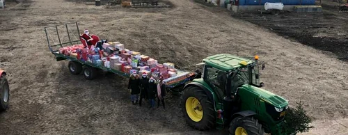 Moş Crăciun a venit cu un tractorul încărcat cu cadouri la copiii din comuna Berlişte