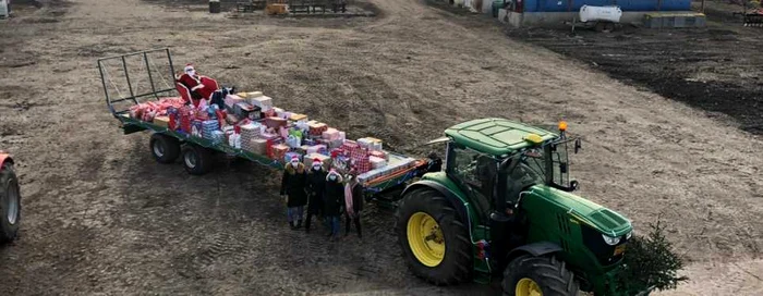 Moşul a ajuns cu tractorul la copiii din Berlişte FOTO Facebook/Asociaţia Bardeau