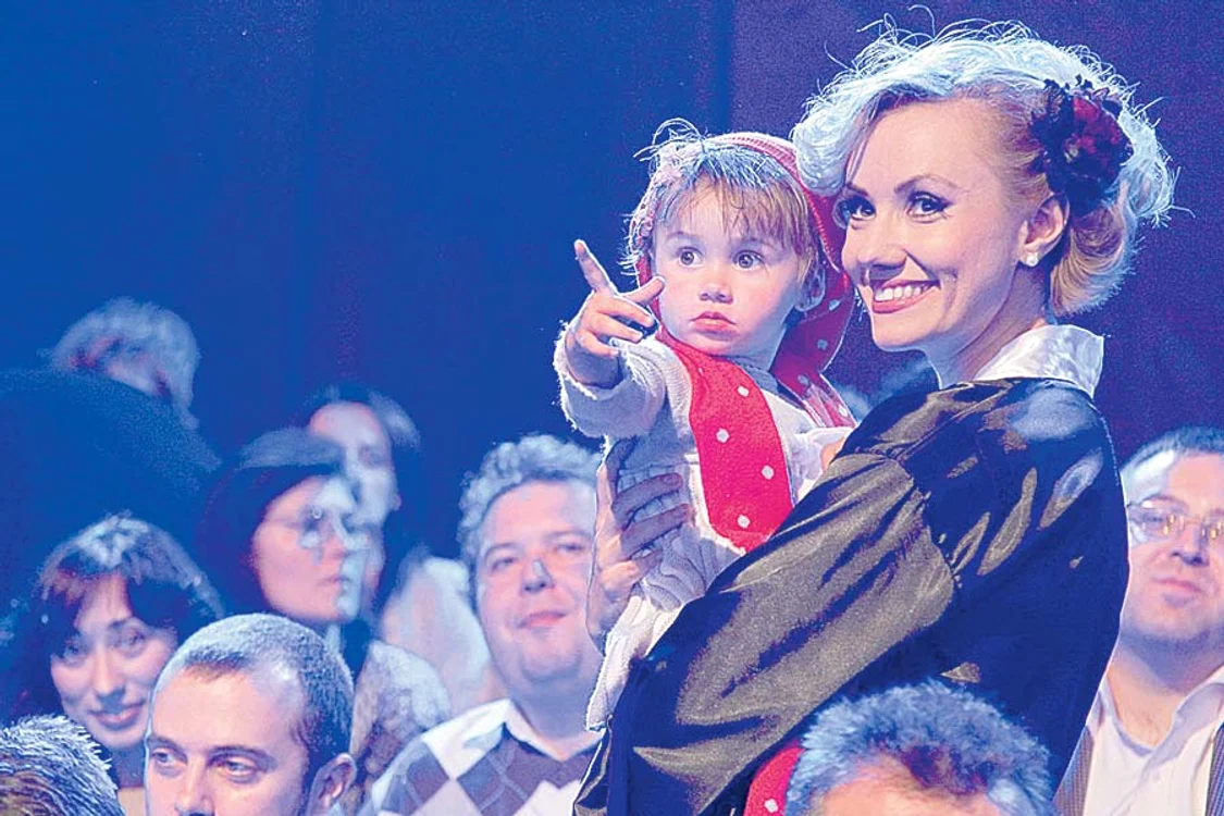 
    Oana are o fetiță  de 3 ani, Isabel,  și va naște în  curând un băiețel (FOTOGRAFII: ARHIVA PERSONALĂ)  