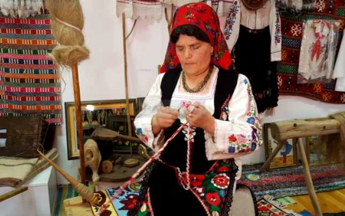 Tanti Maricica lucrând la şunur FOTO arhivă personală