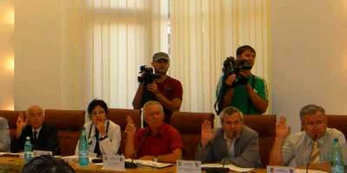 Ioan Sighiartău (în roşu) era un membru activ în Consilul Judeţean