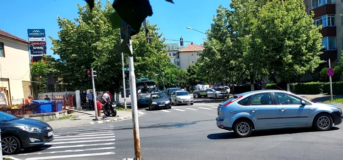 Motociclist lovit de un taximetru într-o intersecţie din Râmnicu Vâlcea Foto Kandida Reisenauer