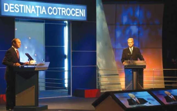 Traian Băsescu şi Adrian Năstase, contracandidaţi la alegerile din 2004