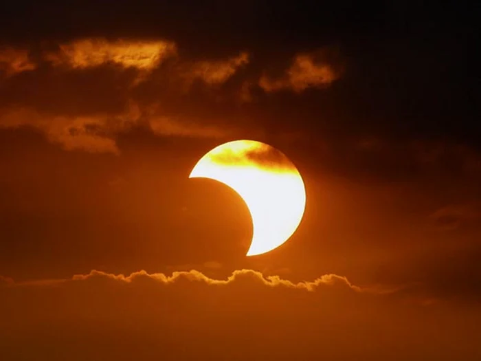 Eclipsa parţială va acoperi soarele în proporţie de 50%. Foto:tion.ro