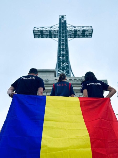 Tricolorul, urcat de pompieri pe Vârful Caraiman, de Ziua Drapelului Național, la 2.384 de metri altitudine