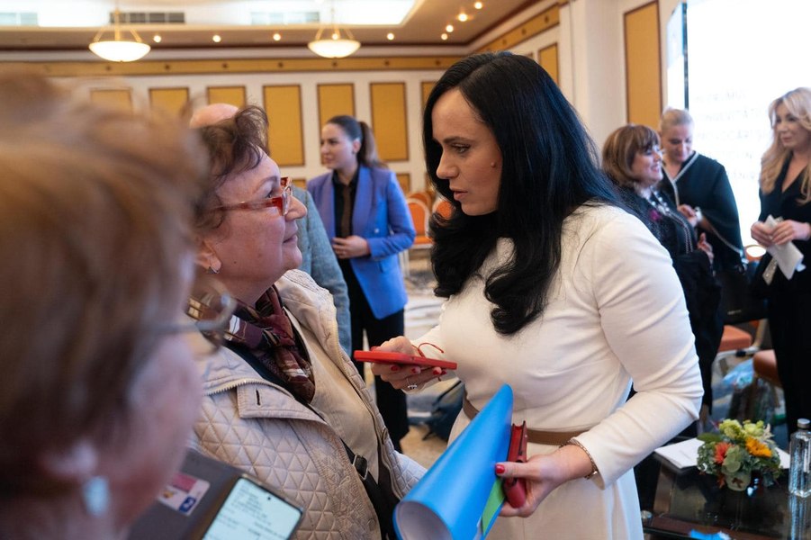 Reacția ministrului Simona Bucura Oprescu după ce angajata centrului care ținea copiii legați a spus că este verișoara ei