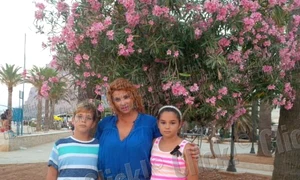 MIhaela Borcea, vacanţă în Italia cu gemenii jpeg