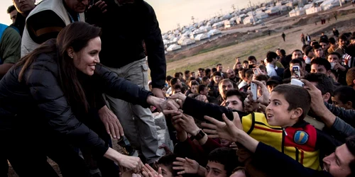 angelina jolie copii nevoiasi foto guliver/getty images