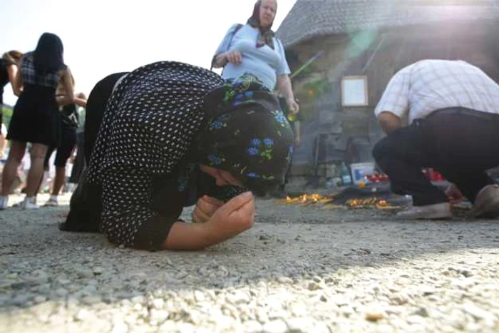 Femeie, în genunchi, rugându-se FOTO: Arhiva Adevărul