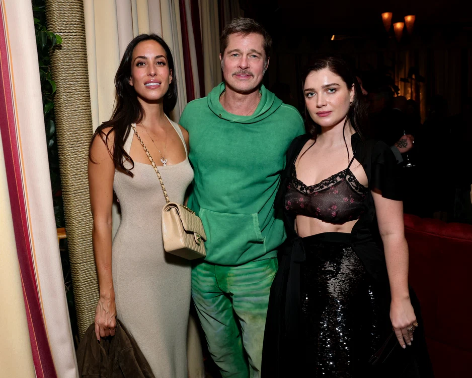 Brad, alături de Ines de Ramon și fiica lui Bono