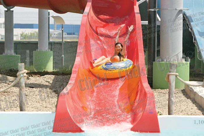 Mirela a intrat în “Fortăreaţa Ploii”, locul preferat al copiilor (Fotografii: Dorin Constanda )