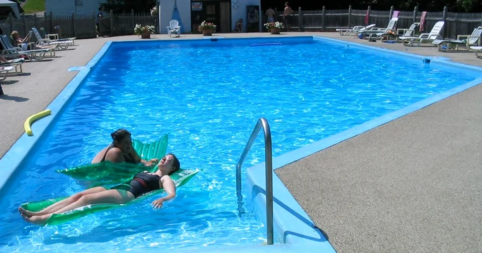 Apa Grup încasează cel mult 200 de lei pe umplutul unei piscine, la pauşal