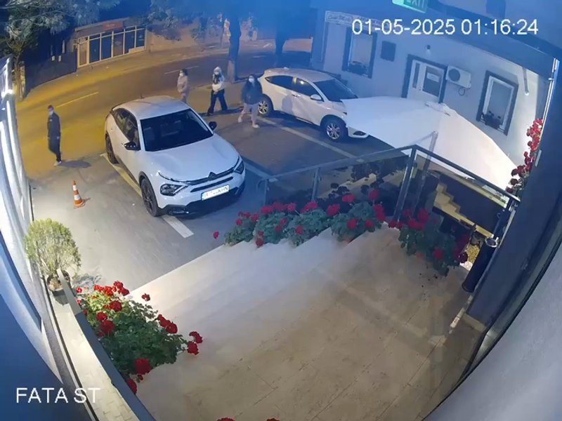 Imagini de necrezut. Un hotel din Craiova a rămas în câteva secunde fără mobilierul și florile de pe terasă. „Umbrela vă mai trebuie?”