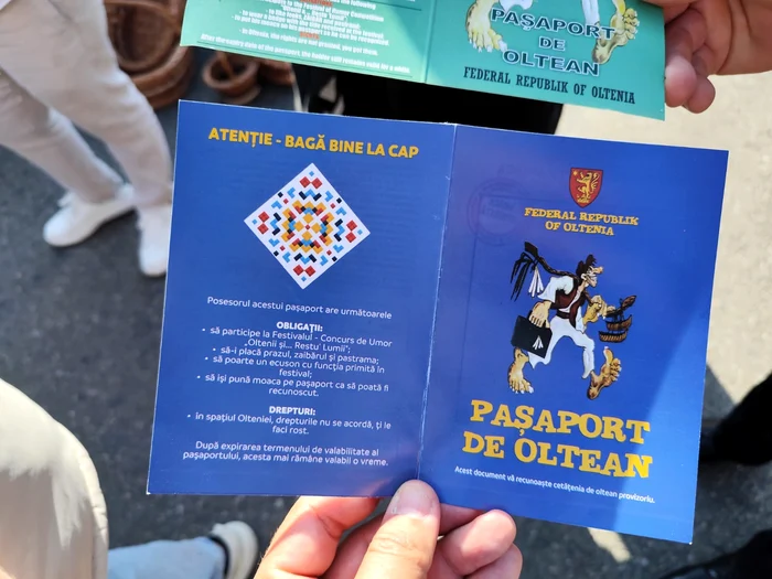 Pașaportul de oltean a circulat îna cest an în două variante FOTO: C.F.