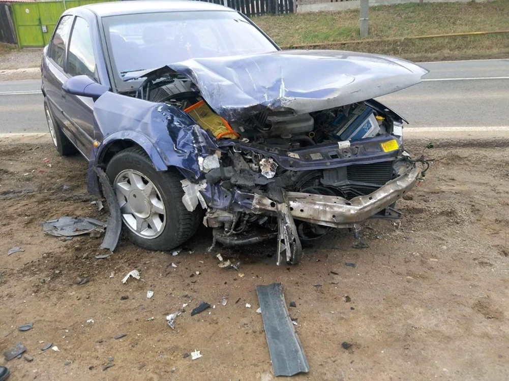 Partea frontală a unei maşini implicate în accident a fost distrusă FOTO Adevărul