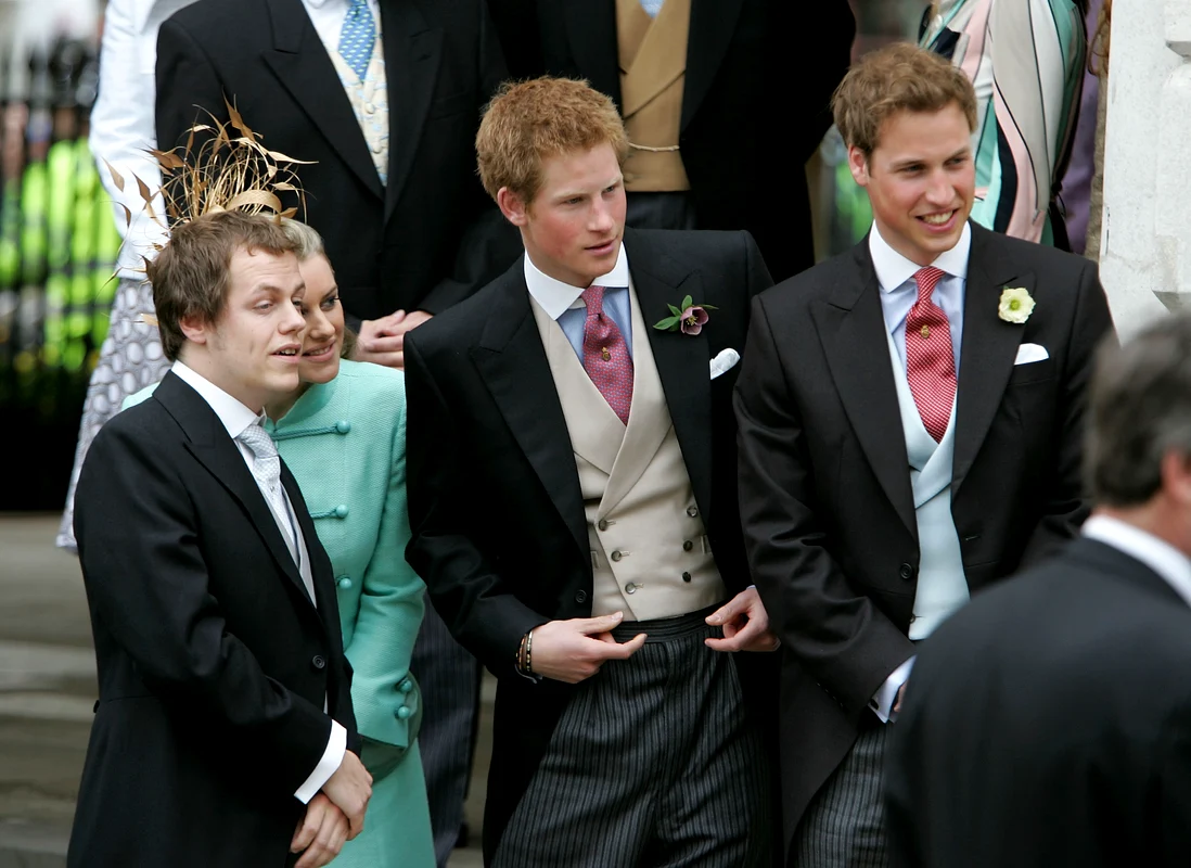 Tom Parker Bowles cu Prințul Harry și Prințul William la nunta lui Charles cu Camilla. FOTO: Getty Images