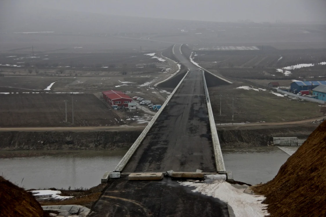Pentru construcţia şoselei de centură a Sucevei au fost expropriaţi sute de oameni. Foto: Sandrinio Neagu