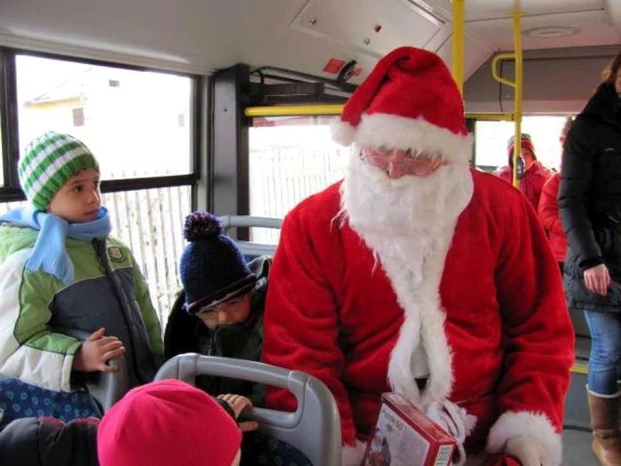 Copiii au fost încântaţi de sosirea lui Moş Nicolae în autobuzele din Sibiu