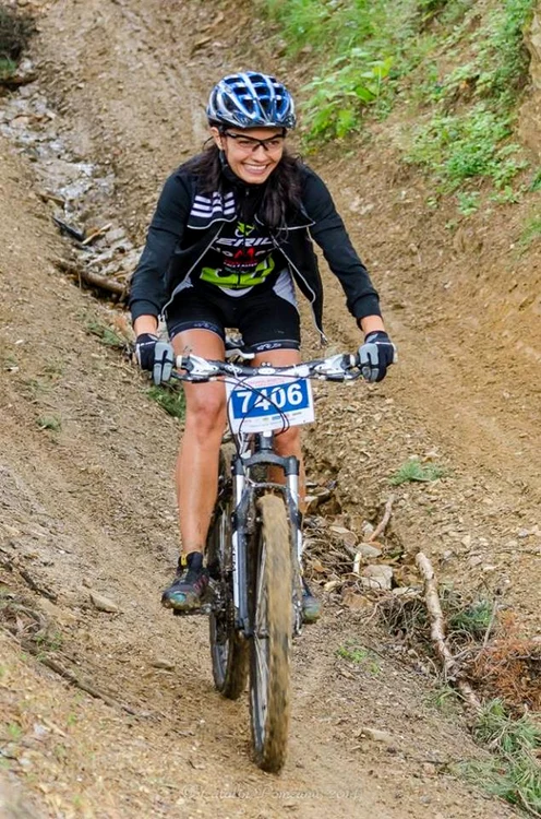 Adriela Morar merge cu bicileta pe munte