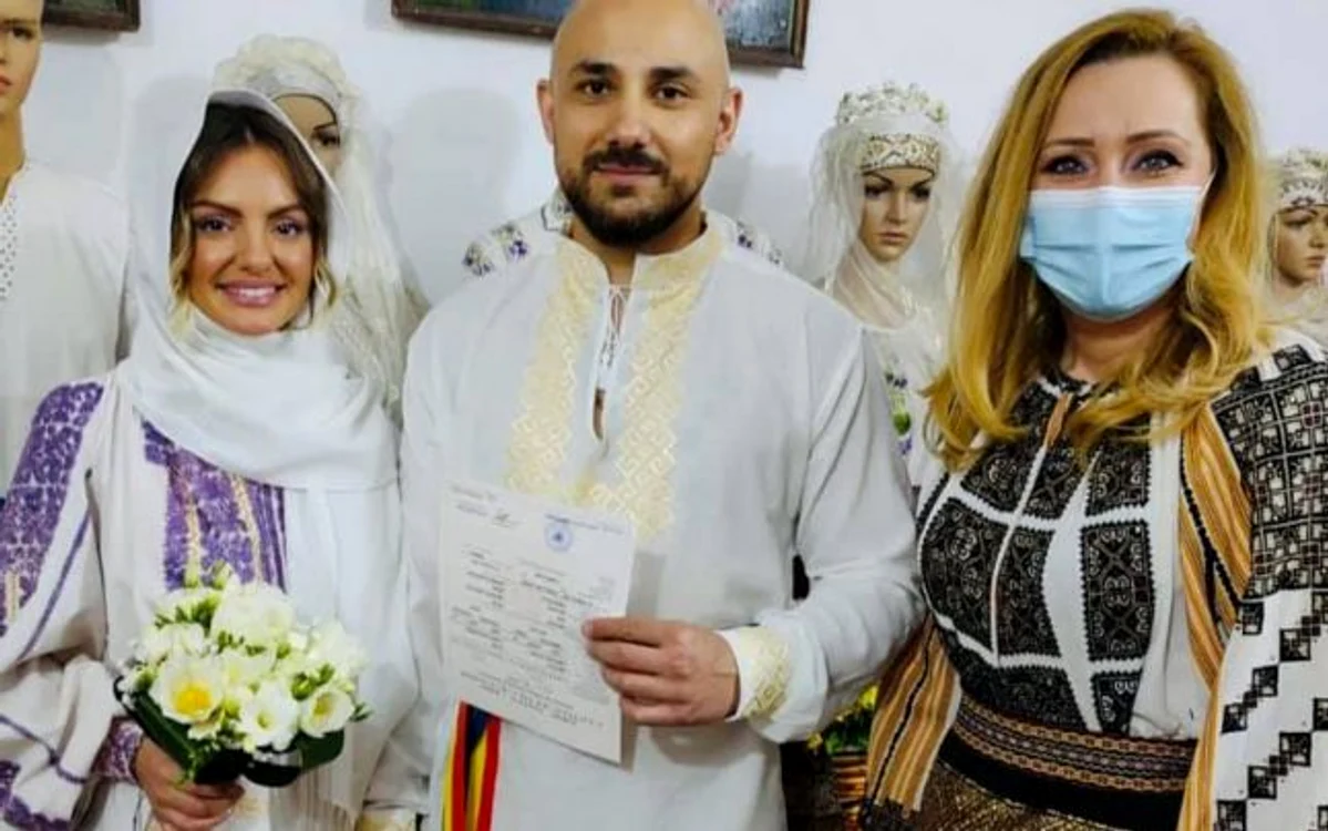 
    Alexandra Stan și soțul ei au purtat costume populare la cununia civilă oficiată de Elena Lasconifoto: Facebook/Elena Lasconi  