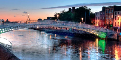 Râul Liffey este traversat de Podul Ha-penny