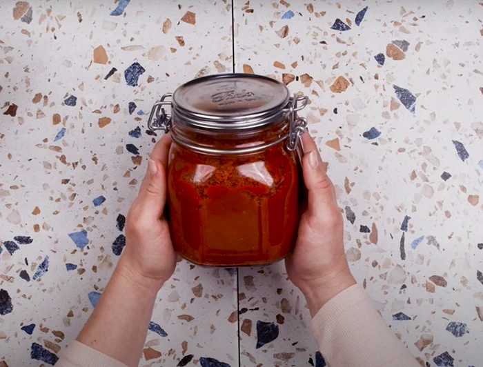 Rețeta sosului care dă savoare mâncărurilor grecești. Foto: captură video Youtube