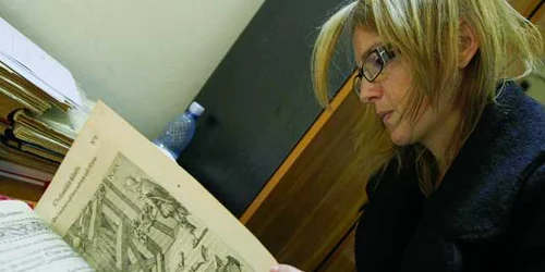 Exemplarul original al Manualului pentru arta moşitului se află în arhiva Bibliotecii Judeţene. Foto: Remus Runcan