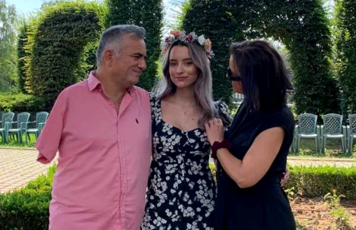 Iudith Nichescu alături de părinţii ei, Sergiu şi Ligia FOTO Arhiva personală