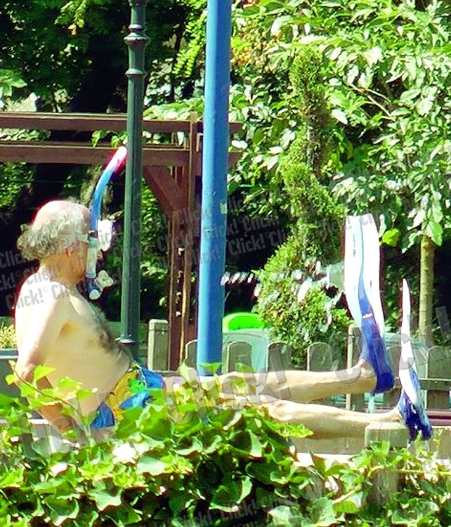 Obosit, tataia- scafandru îşi  contemplă  mândru  „încălţările”