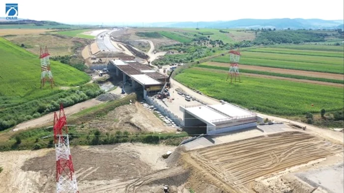 Pe unele porțiuni de pe segmentul Târgu Mureș-Oradea se așterne stratul final de uzurăFotografii: CNAIR