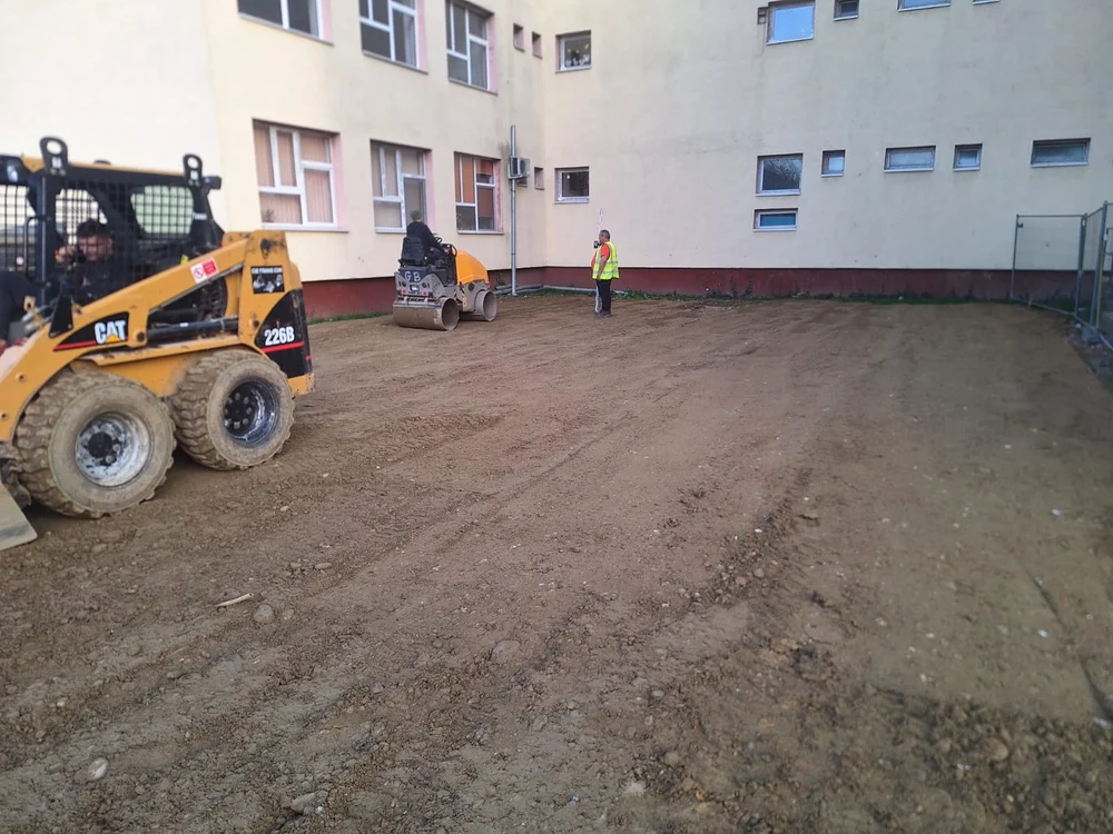 A început construcția terenului de baschet
