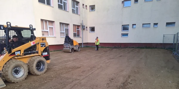 A început construcția terenului de baschet