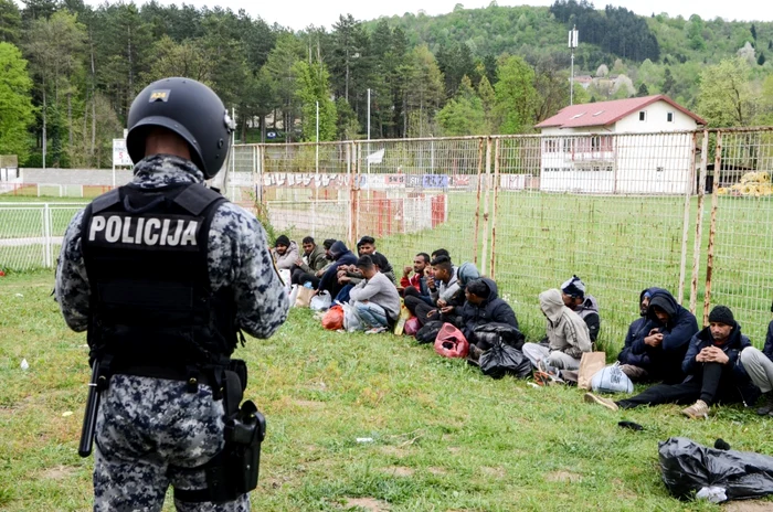 Poliţist din Bosnia Herţegovina supraveghează solicitanţi de azil pe ruta balcanică 21 aprilie 2020 FOTO SHUTTERSTOCK 