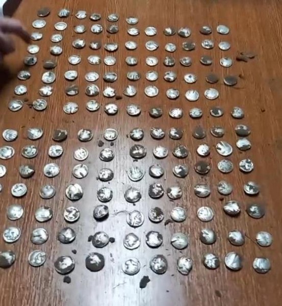 Comoara găsită de doi căutători de vestigii. Are 151 de piese estimate ca având o vechime foarte mare VIDEO