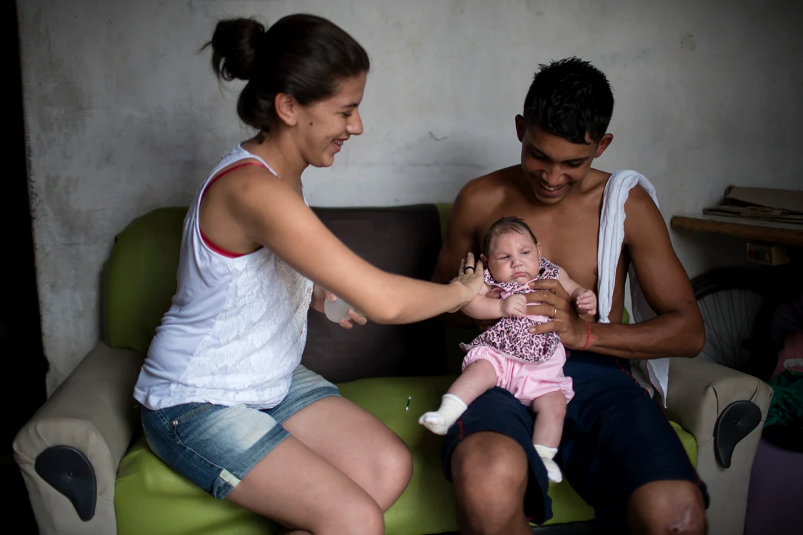Peste copii s-au născut cu microcefalie. De vină pare să fie virusul Zika, contractat de mamă în timpul sarcinii
