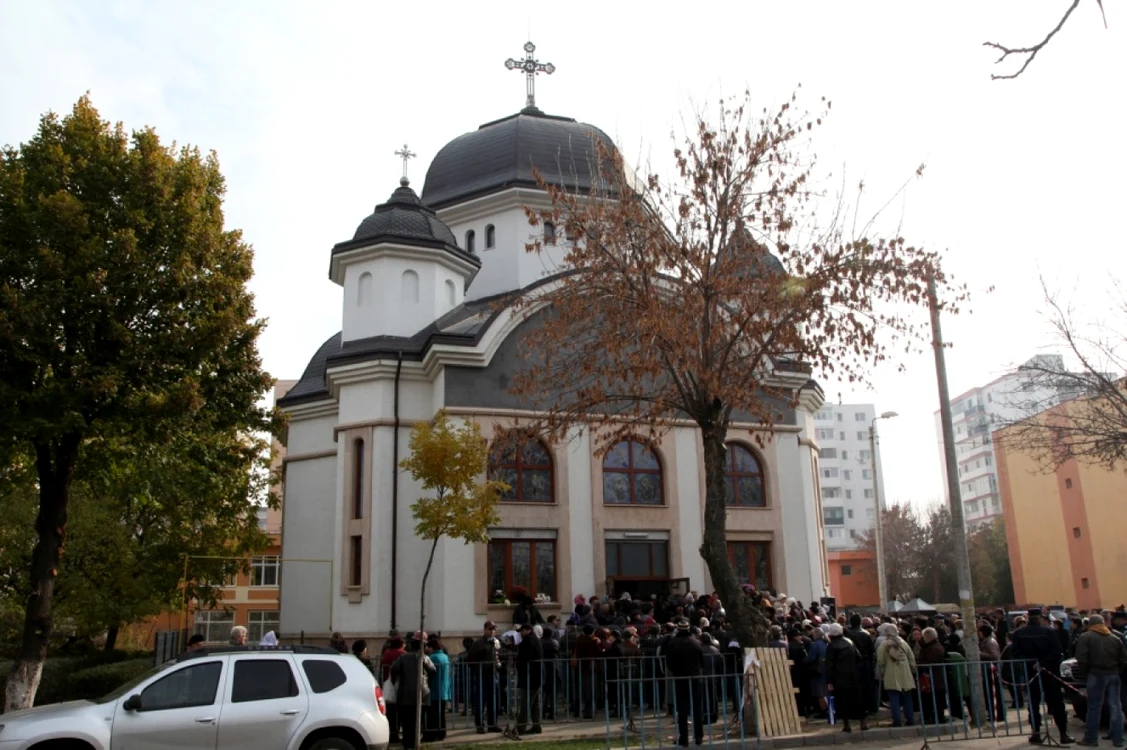 Holloween este sărbătoarea care simbolizează că graniţa dintre lumea aceasta şi cea de dincolo se slăbeşte, în timp ce ajunul Sf. Andrei este asociată în tradiţia populară cu apariţia strigoilor, cu farmecele de dragoste şi ghicirea ursitului