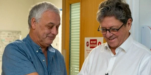 Mark Cahill, primul britanic care a primit un transplant de mână acum 10 ani  Foto Twitter jpg