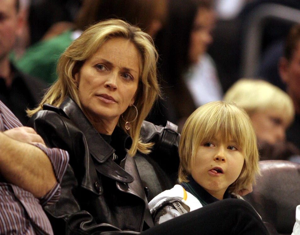 
    Sharon Stone și-a dus fiul, Roan, la meciul echipei LA Clippers (Foto: Splash)  