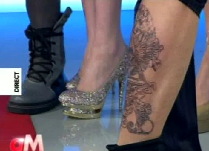 Botezatu i-a arătat Mihaelei tatuajul (Foto: captură video Realitatea TV)