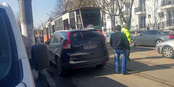 Maşina parcată în calea tramvaielor. FOTO facebook/GSDG