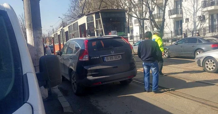 Maşina parcată în calea tramvaielor. FOTO facebook/GSDG