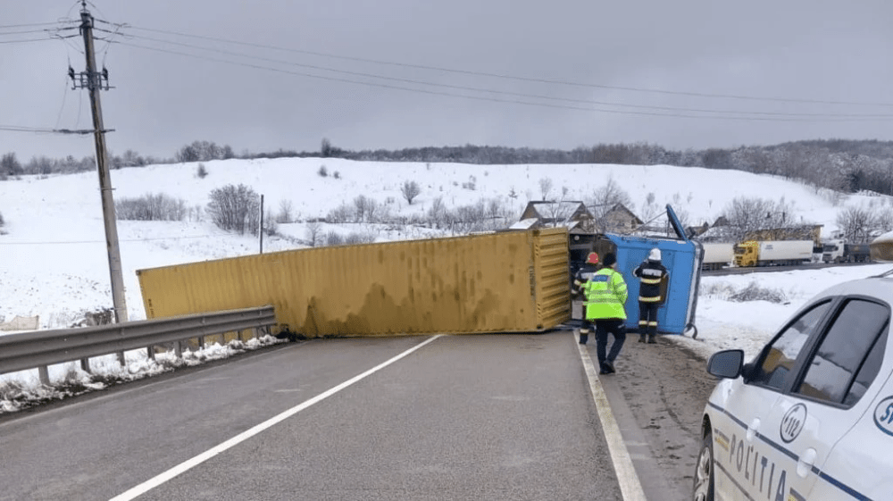 TIR încărcat cu butelii, condus de un ucrainean, răsturnat pe o șosea din Suceava FOTO 
