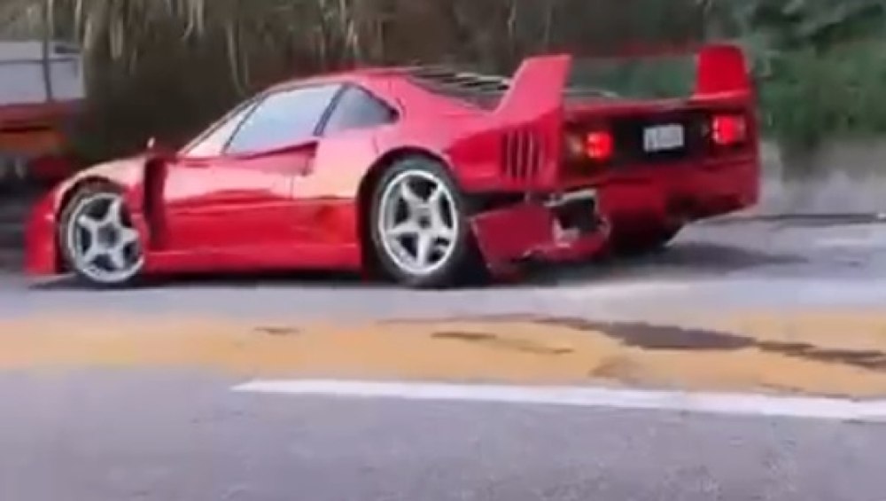 Un Ferrari aparținând unei vedete a intrat în parapet, după un „dans” periculos pe șosea