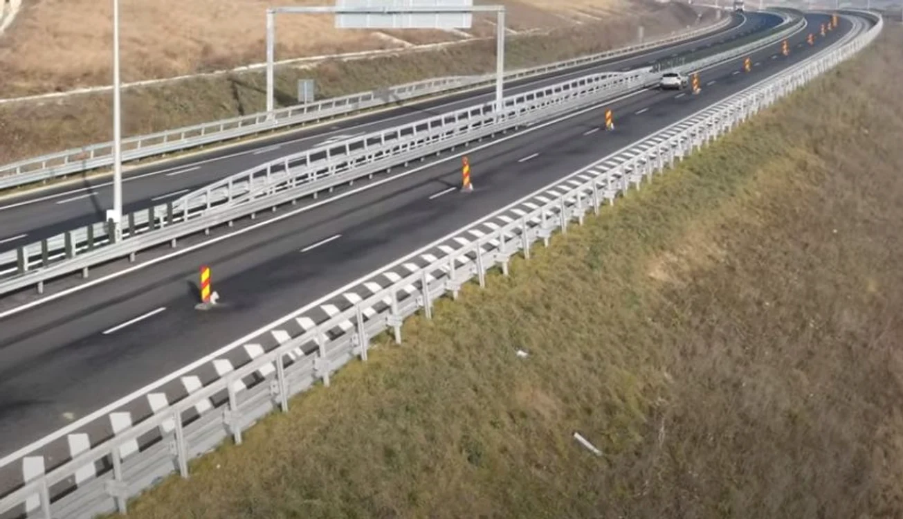 Zona în care au apărut fisurile în asfalt FOTO captură video Youtube