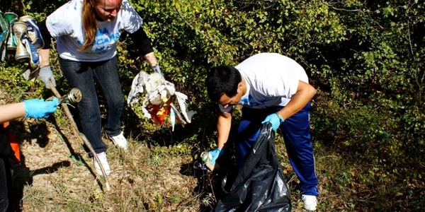Cheile Dobrogei - cum au curăţat constănţenii zona de grătare - acţiune ecologizare făcută de voluntari Foto Arhivă personală