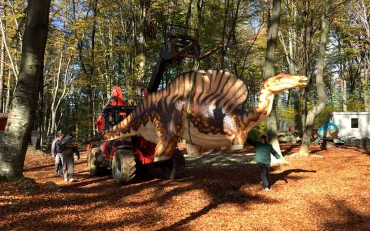 Dinozaurii sunt în mărime naturală. FOTOfacebook Dino Park.