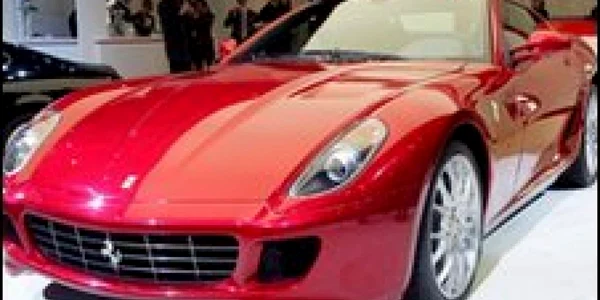 Milionarul mai are în proprietate alte patru maşini de lux, în afara acelui Ferrari