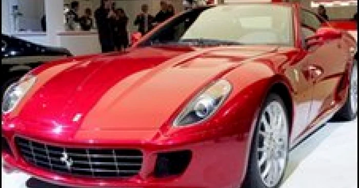 Milionarul mai are în proprietate alte patru maşini de lux, în afara acelui Ferrari