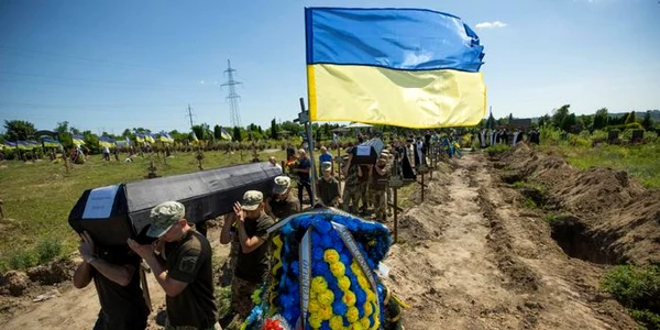 Soldaţi ucraineni la înmormântarea unor camarazi căzuţi în lupta împotriva agresorilor ruşi