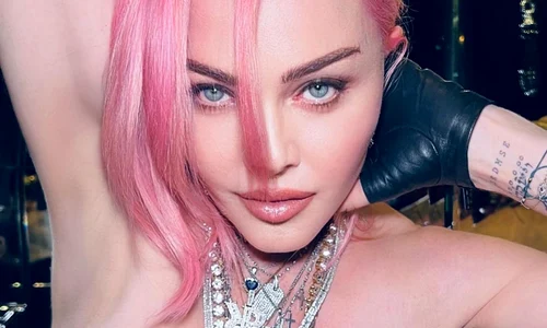 Madonna în baie jpg